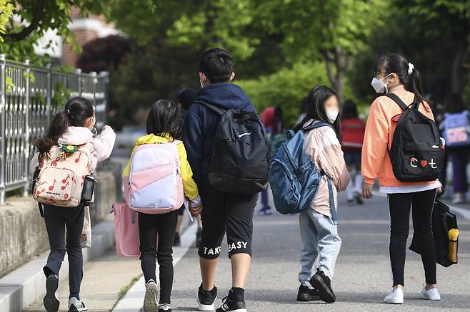 전국 모든 학교에서 정상 등교가 이뤄진 지난 2일 서울 광진구 광장초등학교 학생들이 등교하고 있다. [연합]