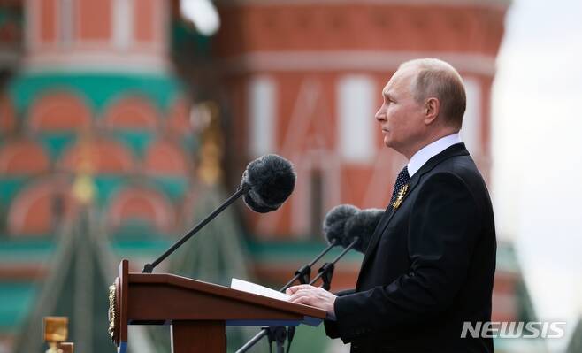 [모스크바=AP/뉴시스] 블라디미르 푸틴 러시아 대통령이 9일(현지시간) 러시아 모스크바의 붉은 광장에서 열린 제2차 세계대전 종전 제77주년(전승절) 기념 열병식에 참석해 연설하고 있다. 2022.05.09.