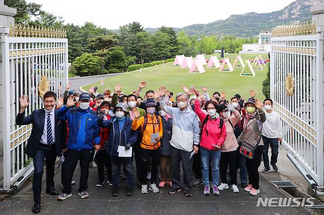 [서울=뉴시스] 권창회 기자 = 제20대 윤석열 대통령 취임식날인 10일 오전 서울 종로구 청와대 춘추문에서 열린 등산로 개방 행사에 참가한 시민들이 문을 지나 등산로로 향하고 있다. 2022.05.10. kch0523@newsis.com