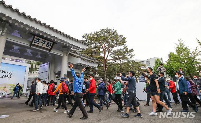 [서울=뉴시스] 권창회 기자 = 제20대 윤석열 대통령 취임식날인 10일 오전 서울 종로구 청와대 춘추문에서 열린 등산로 개방 행사에 참가한 시민들이 문을 지나 등산로로 향하고 있다. 2022.05.10. kch0523@newsis.com