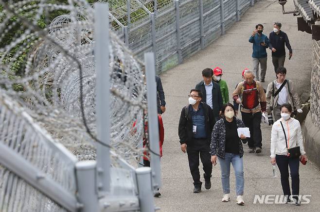 [서울=뉴시스] 권창회 기자 = 제20대 윤석열 대통령 취임식날인 10일 오전 서울 종로구 청와대 춘추문에서 열린 등산로 개방 행사에 참가한 시민들이 등산을 하고 있다. 2022.05.10. kch0523@newsis.com