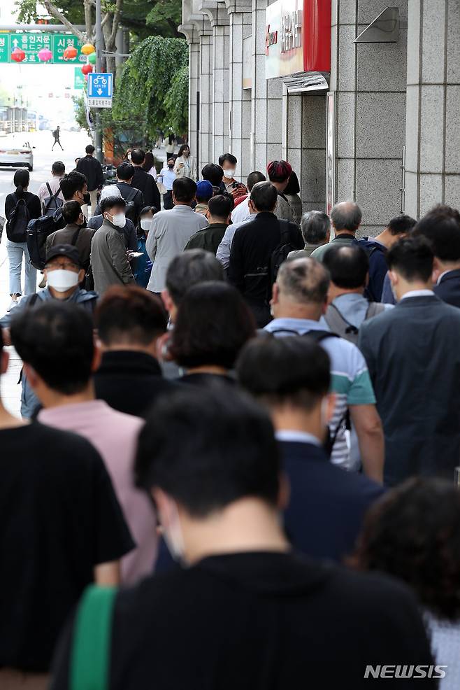 [서울=뉴시스] 백동현 기자 = 윤석열 대통령 취임 기념우표 판매가 시작된 10일 오전 서울 종로구 광화문우체국에서 시민들이 우표를 사기 위해 대기하고 있다. 2022.05.10. livertrent@newsis.com