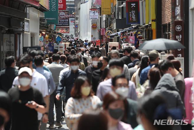 [서울=뉴시스] 고승민 기자 = 지난 6일 점심시간 즈음 서울 명동에서 시민들이 점심식사를 하기 위해 이동하고 있다. 2022.05.06. kkssmm99@newsis.com