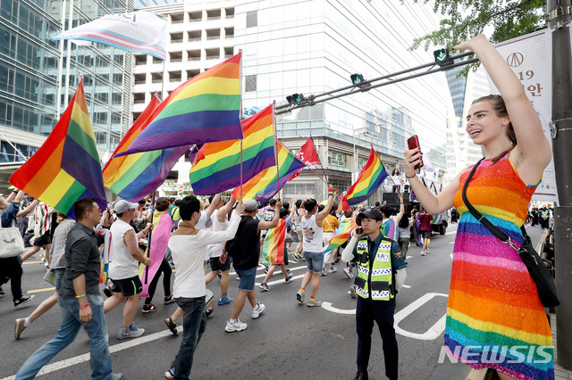 [서울=뉴시스]김병문 기자 = 지난 2019년 6월1일 오후 서울 중구 명동·을지로 일대에서 열린 서울퀴어문화축제 퍼레이드에 참가한 외국인이 손을 흔들고 있다. 2019.06.01. dadazon@newsis.com