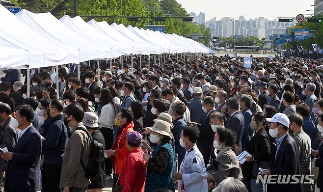 [서울=뉴시스] 고범준 기자 = 제20대 대통령취임식인 10일 취임식장에 참석하기 위한 시민들로 국회 정문앞이 붐비고 있다. (공동취재사진) 2022.05.10. photo@newsis.com