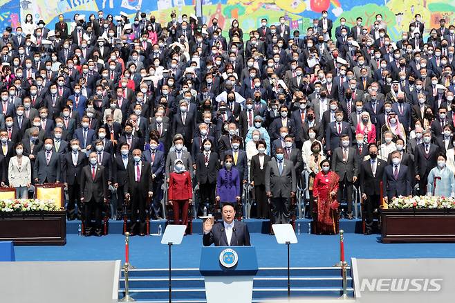 [서울=뉴시스] 고범준 기자 = 윤석열 대통령이 10일 서울 여의도 국회의사당 앞 잔디마당에서 열린 제20대 대통령 취임식에서 취임선서를 하고 있다. (공동취재사진) 2022.05.10. photo@newsis.com