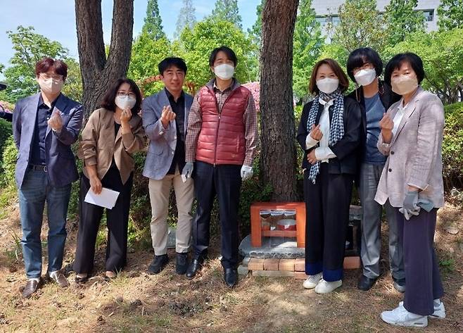 창원대 길고양이돌봄 교수회와 목재 급식소.(사진=창원대 제공) 2022.05.10. *재판매 및 DB 금지