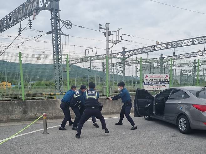 [광주= 뉴시스] 이영주 기자 = 광주 광산경찰서는 지난 9일 사회적으로 문제가 되고 있는 연인간 데이트폭력을 주제로 합동 모의 훈련을 펼쳤다고 10일 밝혔다. (사진 = 광주 광산경찰서 제공) 2022.05.10 photo@newsis.com *재판매 및 DB 금지