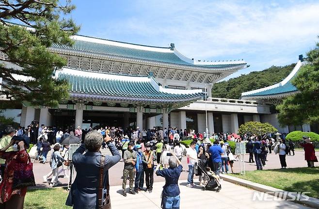 [서울=뉴시스] 인수위사진기자단 = 윤석열 정부 출범에 맞춰 청와대 국민 개방 기념행사가 열린 10일 서울 종로구 청와대 본관에서 관람객들이 기념촬영을 하고 있다. 개방행사는 오는 22일까지 열리며 온라인 신청자 중 당첨자만 오전 7시부터 오후 7시까지 6차례에 걸쳐 6500명씩 매일 3만9000명이 관람할 수 있다. 2022.05.10. photo@newsis.com