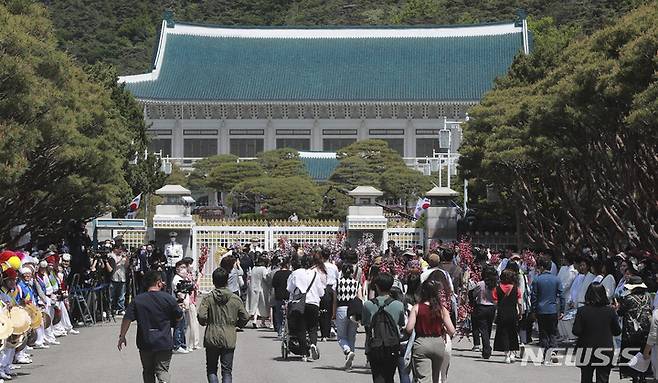 [서울=뉴시스] 인수위사진기자단 = 국민대표 74인이 10일 오전 서울 종로구 청와대 정문으로 향하고 있다. 청와대 개방은 74년만에 처음이다. 2022.05.10. photo@newsis.com