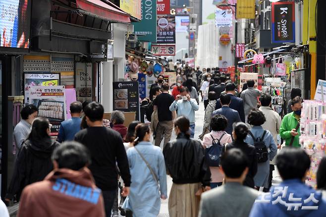 직장인들이 점심을 먹기 위해 이동하고 있다. 황진환 기자