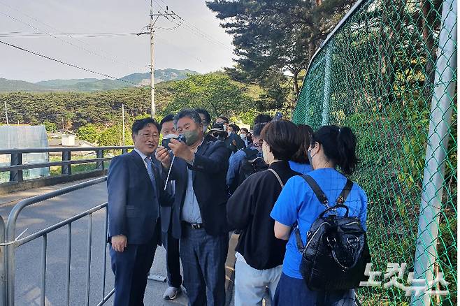 10일 경남 양산 사저 주변에서 박범계 전 법무부장관이 지지자들과 사진을 찍고 있다. 이형탁 기자