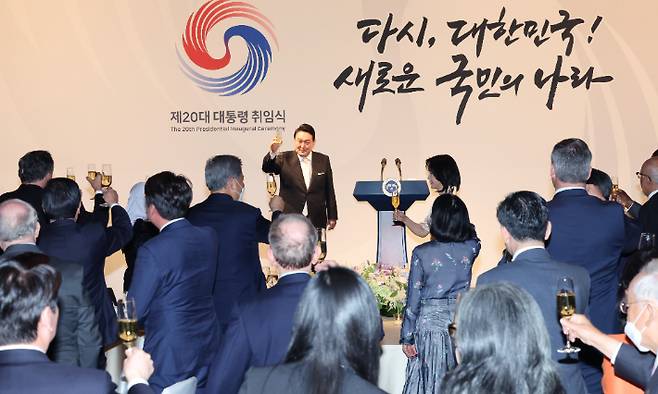 윤석열 대통령이 10일 오후 서울 중구 신라호텔에서 열린 외빈 초청만찬에서 참석자들과 건배하고 있다. 연합뉴스