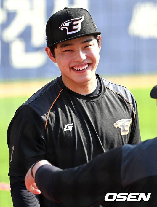 [OSEN=잠실, 최규한 기자] 10일 오후 서울 잠실야구장에서 ‘2022 신한은행 SOL KBO리그’ LG 트윈스와 한화 이글스의 경기가 열린다.1군에 합류한 한화 신인투수 문동주가 훈련을 준비하며 미소짓고 있다. 2022.05.10 / dreamer@osen.co.kr