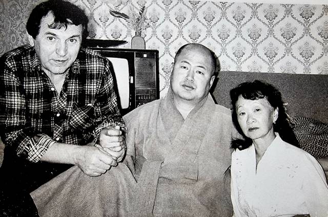 ▲ 러시아를 방문한 원경 스님이 박비비안나 가족과 만나 혈육의 정을 나누고 있다. ⓒ원경스님