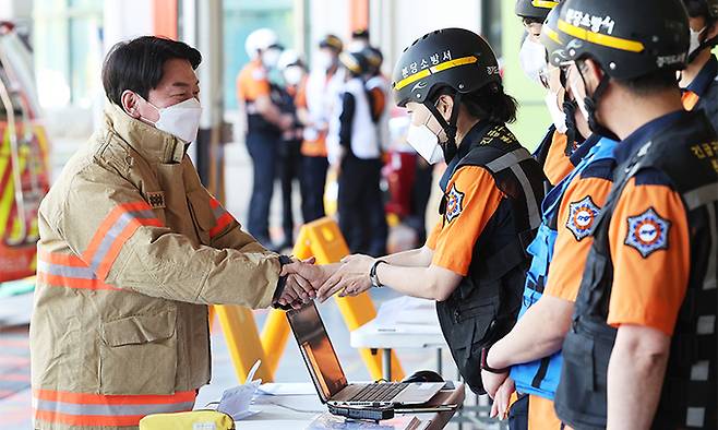 경기 분당갑 국회의원 보궐선거 출마를 선언한 안철수 대통령직인수위원장이 9일 경기도 성남시 분당소방서를 방문해 훈련 상황을 살펴보고 있다. 연합뉴스