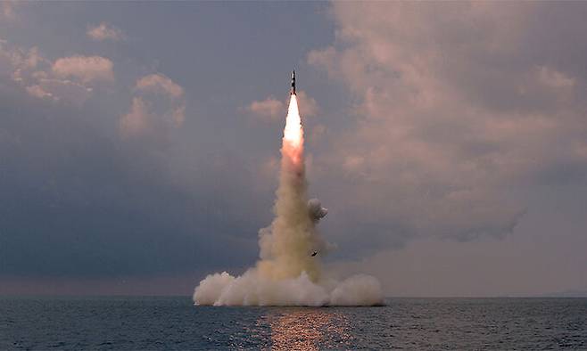 북한이 개발한 신형 잠수함발사탄도미사일(SLBM)이 2021년 10월 19일 함경남도 신포 인근 해상에서 화염을 뿜으며 상승하고 있다. 조선중앙통신·연합뉴스
