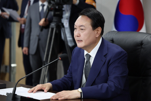 윤석열 대통령이 10일 0시 서울 용산 대통령실 국가위기관리센터 상황실에서 국군통수권 이양 및 북한 군사동향 등의 보고를 받으며 집무를 시작하고 있다. 2022.5.10 대통령실 제공