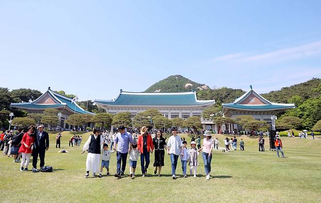 - 10일 오후 서울 종로구 청와대가 일반 시민들에게 개방됐다. 시민들이 청와대 본관 앞 잔디밭을 거닐고 있다.2022. 5. 10 정연호 기자