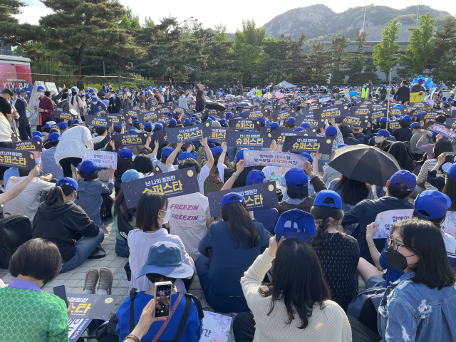 문재인 대통령의 임기 마지막 날인 9일 서울 종로구 청와대 앞 분수대 인근에 지지자들이 모여 북적거리고 있다. 박신원 기자