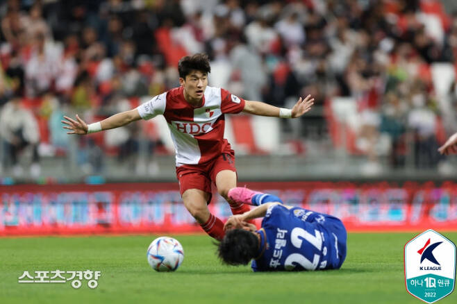 부산 아이파크 이상헌이 9일 부산아시아드경기장에서 열린 2022 하나원큐 K리그2 충남아산과의 경기에서 돌파하고 있다. 프로축구연맹 제공