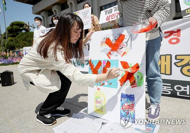 '가습기살균제 기업' 불매운동 (인천=연합뉴스) 김상연 기자 = 10일 오전 인천시 남동구 인천시청 앞에서 가습기살균제 피해자가 가해 기업에 대한 불매운동을 촉구하는 퍼포먼스를 하고 있다. 2022.5.10 goodluck@yna.co.kr