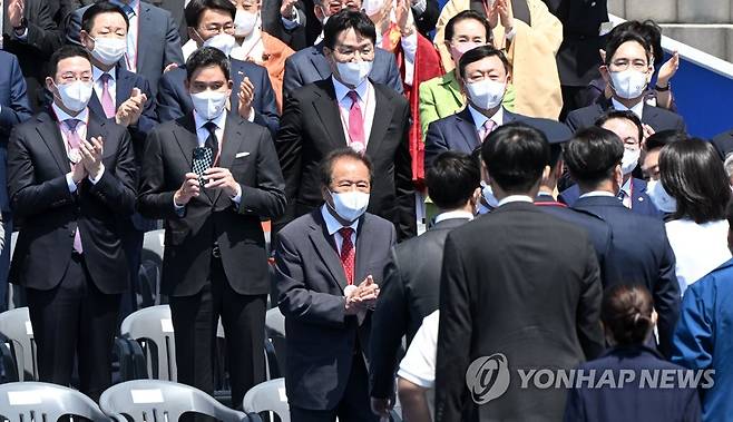 취임식 참석한 기업인 (서울=연합뉴스) 백승렬 기자 = 이재용 삼성전자 부회장과 정용진 신세계 그룹 부회장 등 기업인이 10일 오전 국회에서 열린 제20대 대통령 취임식에 참석했다. 2022.5.10 [국회사진기자단] srbaek@yna.co.kr