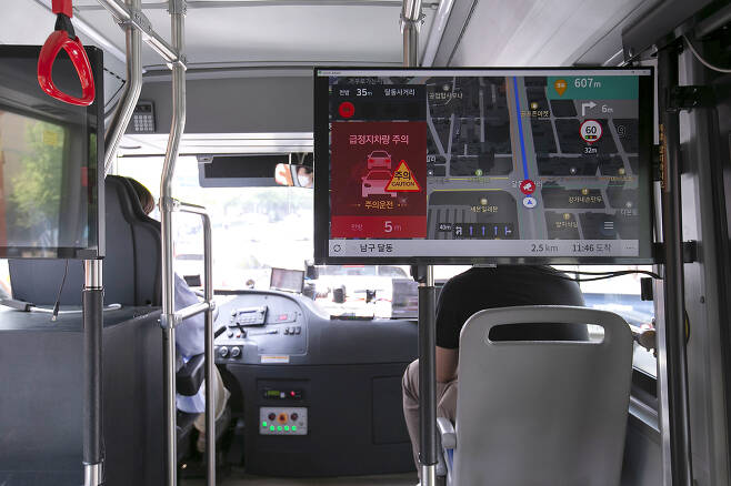 11일 울산 차세대 지능형 교통체계(C-ITS) 서비스 체험을 위해 탑승한 자율주행 버스에서 차량 급정지 상황이 시연되고 있다./사진=KT 제공