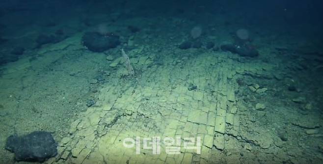 하와이 북서쪽 파파하노모쿠아키아 지역에서 발견된 벽돌길 형태의 화산암. (사진=EVNautilus 인스타그램)