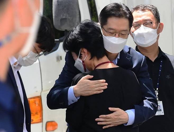 김경수 전 경남지사가 지난해 7월 26일 오후 창원교도소에 수감에 앞서 부인 김정순 씨와 포옹을 하며 마지막인사를 나누고 있다 (사진=뉴시스)