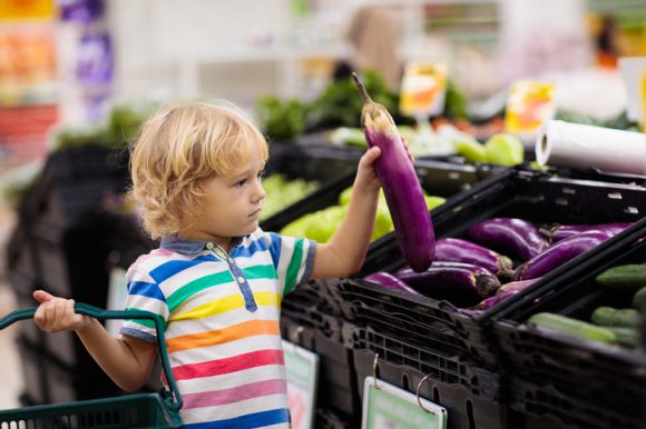 신선한 채소를 파는 슈퍼마켓에 가까이 사는 비만 아동은 체중을 감량할 가능성이 더 높다. [사진=게티이미지뱅크]