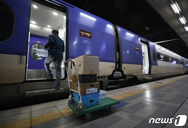 서울역 부산행 KTX에서 직원이 특실 승객들에게 제공할 간식을 옮기고 있다. 2022.4.25/뉴스1 © News1 신웅수 기자