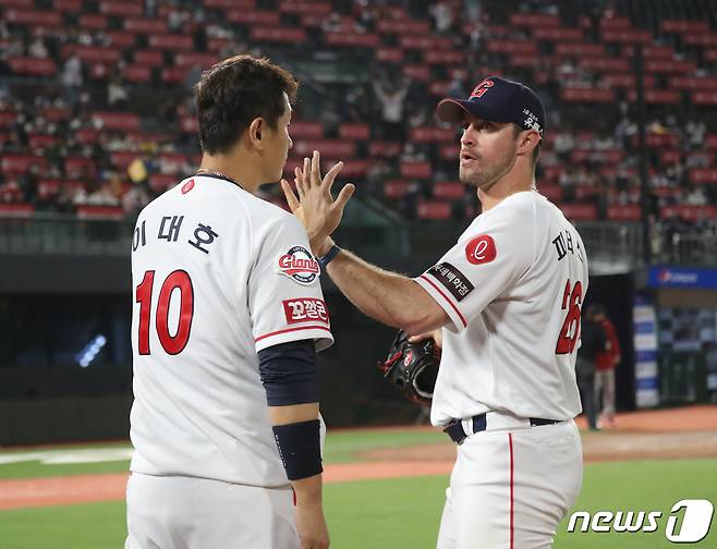 27일 오후 부산 동래구 사직야구장에서 열린 프로야구 ‘2022 신한은행 SOL KBO리그’ SSG랜더스와 롯데자이언츠의 경기, 10회초 후 롯데 이대호가 더그아웃으로 나오는 피터스와 손뼉을 치고 있다. 2022.4.27/뉴스1 © News1 김영훈 기자