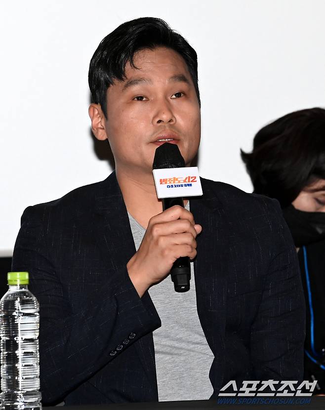 영화 '범죄도시2'의 언론시사회가 11일 코엑스 메가박스에서 열렸다. '범죄도시2'는 괴물형사 '마석도'(마동석)와 금천서 강력반이 베트남 일대를 장악한 최강 빌런 '강해상'(손석구)을 잡기 위해 펼치는 통쾌한 범죄 소탕 작전을 그린다. 시사회에 참석한 이상용 감독이 질문에 답하고 있다. 허상욱 기자wook@sportschosun.com/2022.05.11/