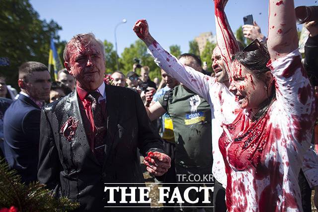 물감 테러당한 안드레에프 주폴란드 러시아 대사.