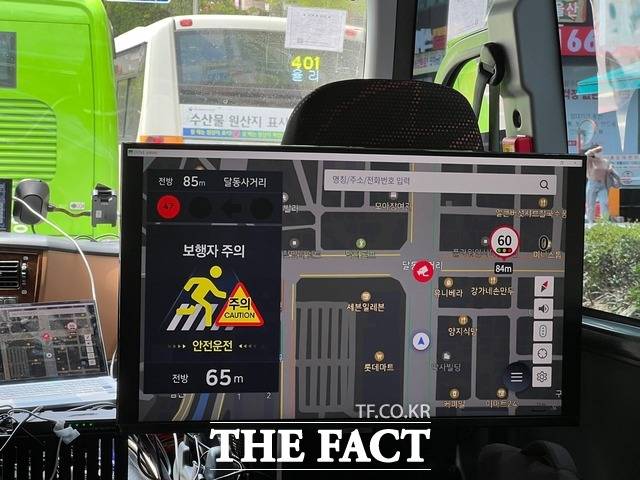 KT가 C-ITS 실증 사업을 발판삼아 AI 기반 차량 솔루션을 상품화한다. 사진은 KT C-ITS가 보행자 주의를 알리고 있는 모습. /울산=한예주 기자