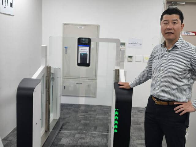 남운성 씨유박스 대표가 자체 개발한 워크스루형 게이트를 설명하고 있다