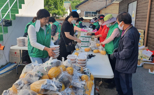 공주시 우성면 새마을협의회(회장 강현선·부녀회장 김용숙)는 사랑의 꾸러미 나눔 행사로 지역사회에 훈훈함을 안겨주고 있다. 사진=우성면 제공