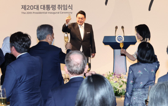 윤석열 대통령이 10일 오후 서울 중구 신라호텔에서 열린 외빈 초청만찬에서 참석자들과 건배하고 있다. 연합뉴스