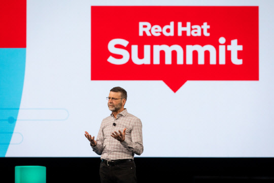 폴 코미어 레드햇 CEO가 11일 개막한 '레드햇 서밋 2022'에서 기조발표를 하고 있다. 온라인 영상캡처