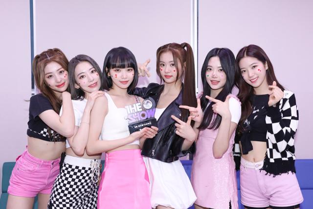 그룹 르세라핌(LE SSERAFIM)이 데뷔 8일 만에 음악방송 첫 1위를 차지했다. 쏘스뮤직 제공