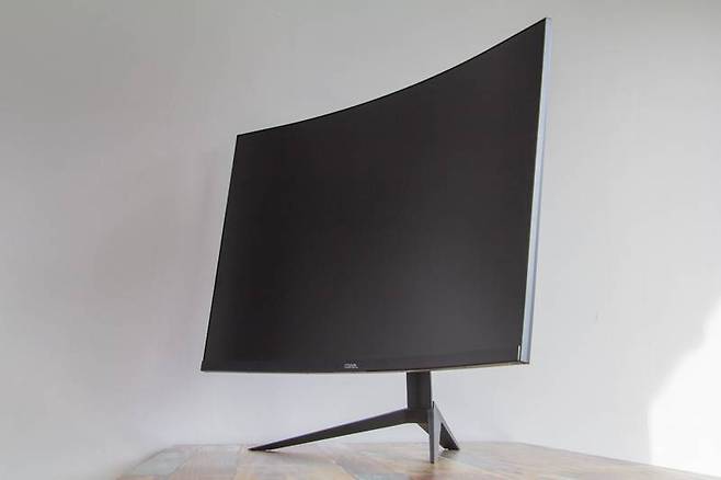 패널은 반지름이 1500mm인 원을 그렸을 때의 곡률인 1500R로 휘어있다. 출처=IT동아