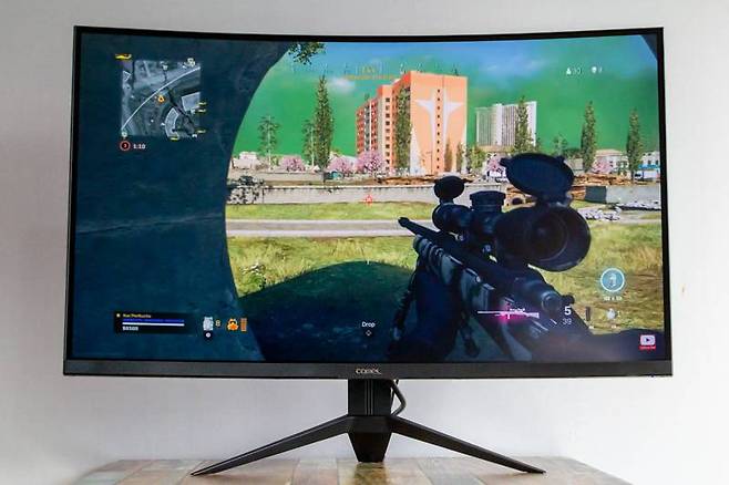 게임 플레이 시 최대 165프레임까지 재생할 수 있다. 또한 모니터 상에 십자선을 넣는 게임 보조 기능도 제공된다. 출처=IT동아