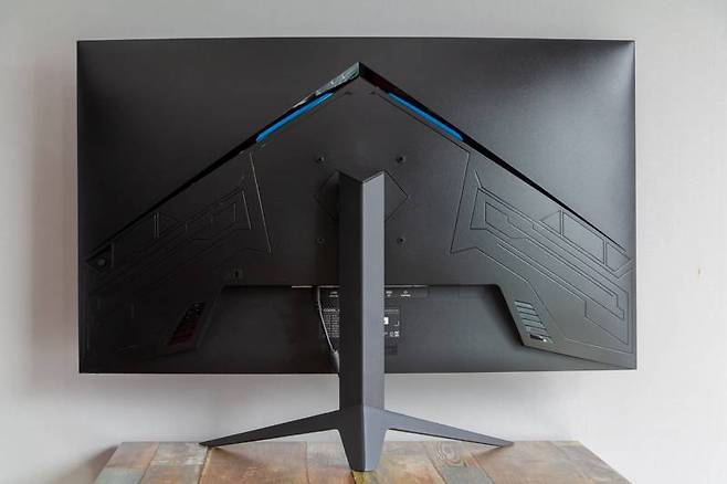 후면 스탠드 양 쪽으로 RGB LED 조명이 배치돼있다. 출처=IT동아