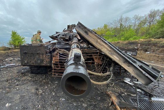 하르키우 지역에서 우크라이나군의 공격을 받아 파괴된 러시아군 T-90M 전차. [로이터=연합뉴스]