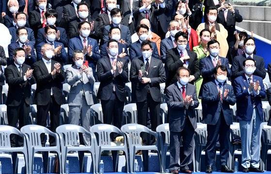 10일 서울 여의도 국회에서 열린 윤석열 대통령 취임식에서 유통 관련 오너와 경영인이 대거 참여했다. 정의선(왼쪽 두 번째부터) 현대차그룹 회장, 박정원 두산그룹회장, 구광모 LG그룹회장, 정용진 신세계 그룹 부회장, 조원태 한진그룹 회장, 정용진 신세계 부회장, 조원태 한진그룹 회장, 신동빈 롯데 회장, 이재용 삼성전자 부회장이 박수를 치고 있다. 김성룡 기자