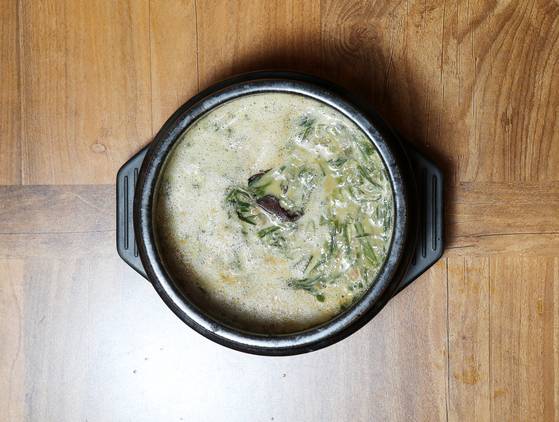 홍어애탕에 들어가는 보리 순은 제철에 흑산도에서 1년 치를 사 데친 뒤 냉동한다. 신인섭 기자