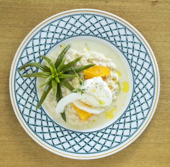 더덕즙 위에 데친 와송 한 송이와 부라타 치즈 등을 올린 샐러드. 박종근 기자