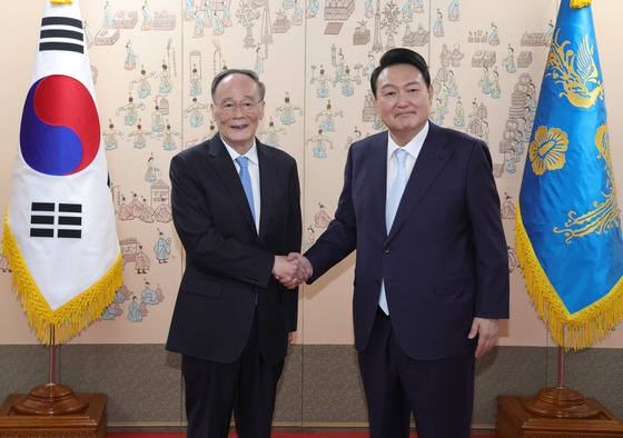 Chinese Vice President Wang Qishan, left, poses with President Yoon Suk-yeol after their meeting at the presidential office in Yongsan District, central Seoul on Tuesday afternoon following Yoon's inauguration. [YONHAP]