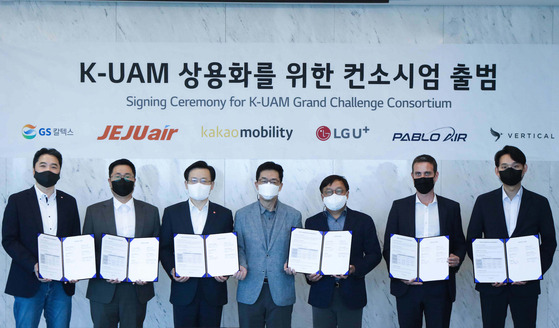 Kakao Mobility Chief Technology Officer You Seung-il, second from left, poses for photo during a signing ceremony held at LG Science Park in Gangseo District, western Seoul, Tuesday. LG U+, Kakao Mobility, Jeju Air, GS Caltex, Vertical Aerospace and Pablo Air are submitting a proposal for a flying-taxi contest. [KAKAO MOBILITY]